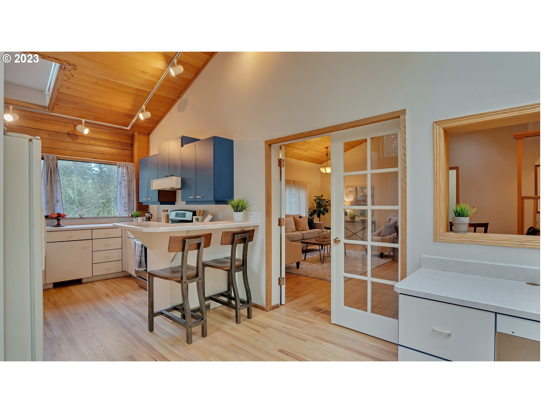 660 Southwest Maplecrest Drive Portland, OR 97219 - Photo 15 of 32 a kitchen with a table and chairs