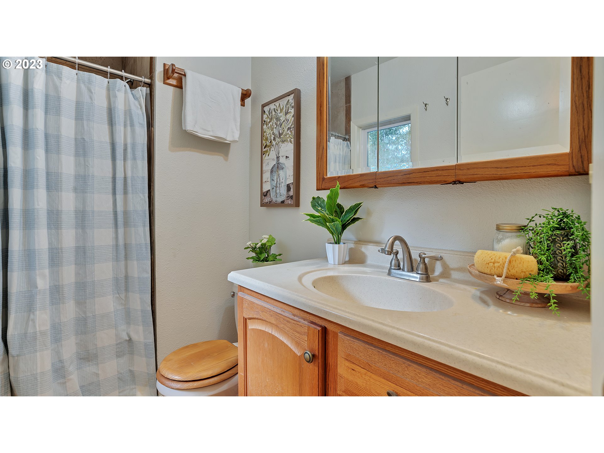660 Southwest Maplecrest Drive Portland, OR 97219 - Photo 22 of 32 a bathroom with a sink a toilet and shower