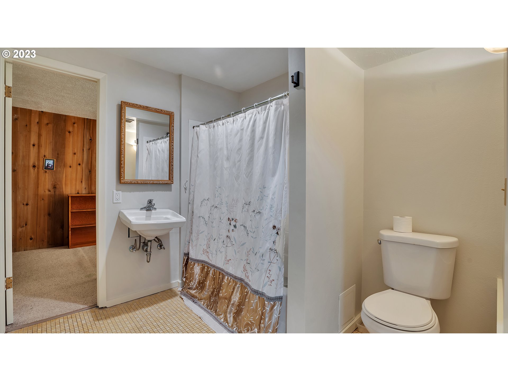 660 Southwest Maplecrest Drive Portland, OR 97219 - Photo 26 of 32 a bathroom with a toilet a sink and a mirror