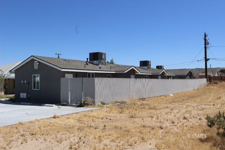 915 West Dolphin Avenue Ridgecrest, CA 93555 - Photo 3 of 19