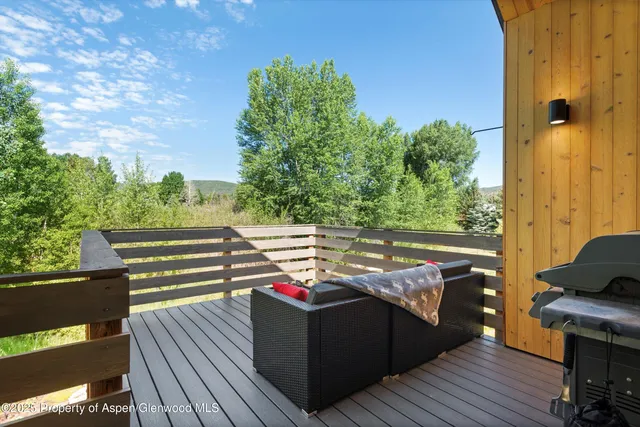 a view of sitting area with furniture
