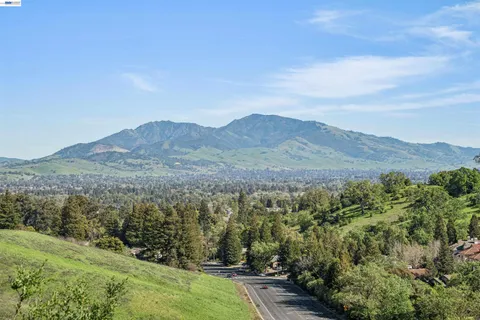 $810,000 | 471 Ridgeview Drive, Pleasant Hill, CA 94523