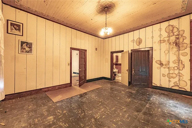 a view of a livingroom with wooden floor and a ceiling fan