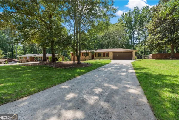 a view of a house with a backyard