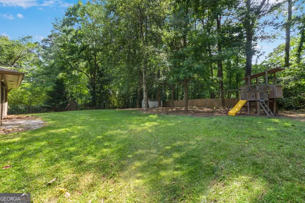 a view of a house with a backyard