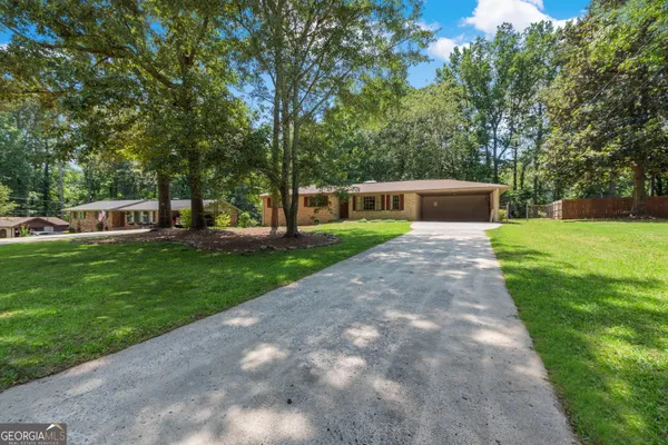 a view of a house with a backyard