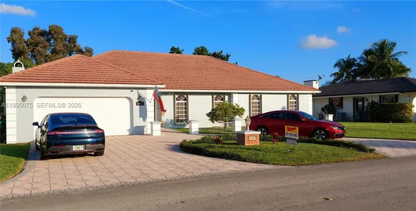 $1,117,500 | 18921 West Oakmont Drive, Hialeah, FL 33015