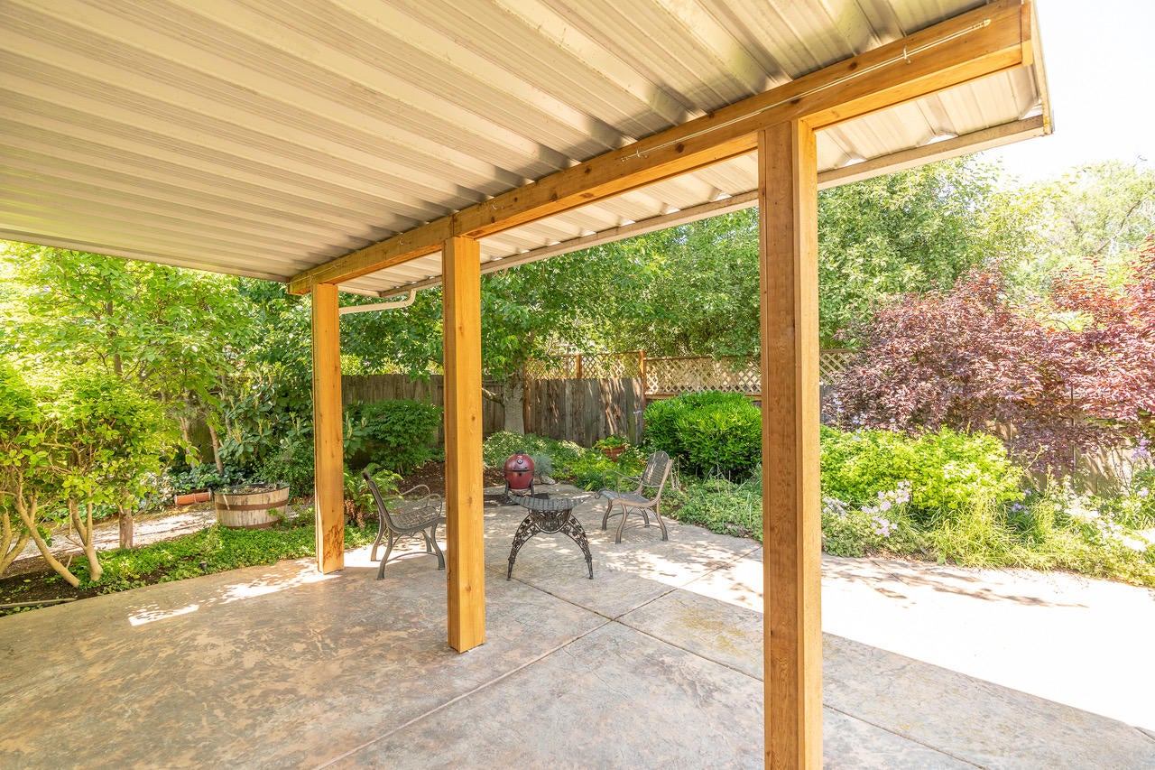 644 Benjamin Way Phoenix, OR 97535 - Photo 11 of 43 644 Benjamin (89 of 103)-Edit