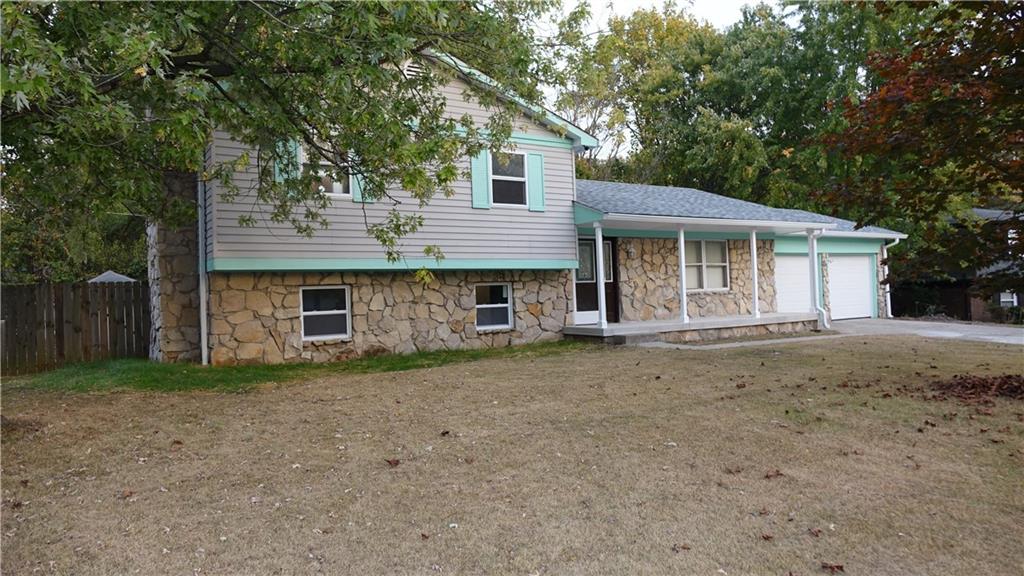 933 Stonegate Road Greenwood, IN 46142 - Photo 2 of 32 Gallery Image 2