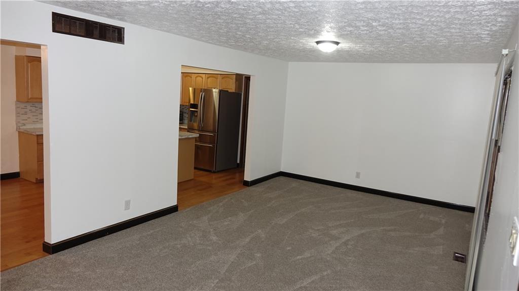 933 Stonegate Road Greenwood, IN 46142 - Photo 3 of 32 Gallery Image 3