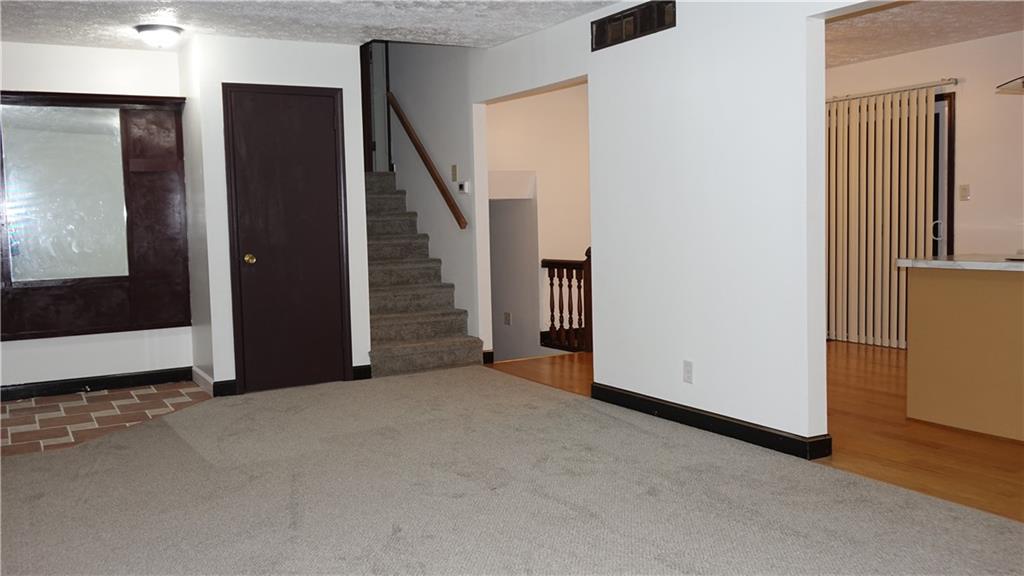 933 Stonegate Road Greenwood, IN 46142 - Photo 6 of 32 Gallery Image 6