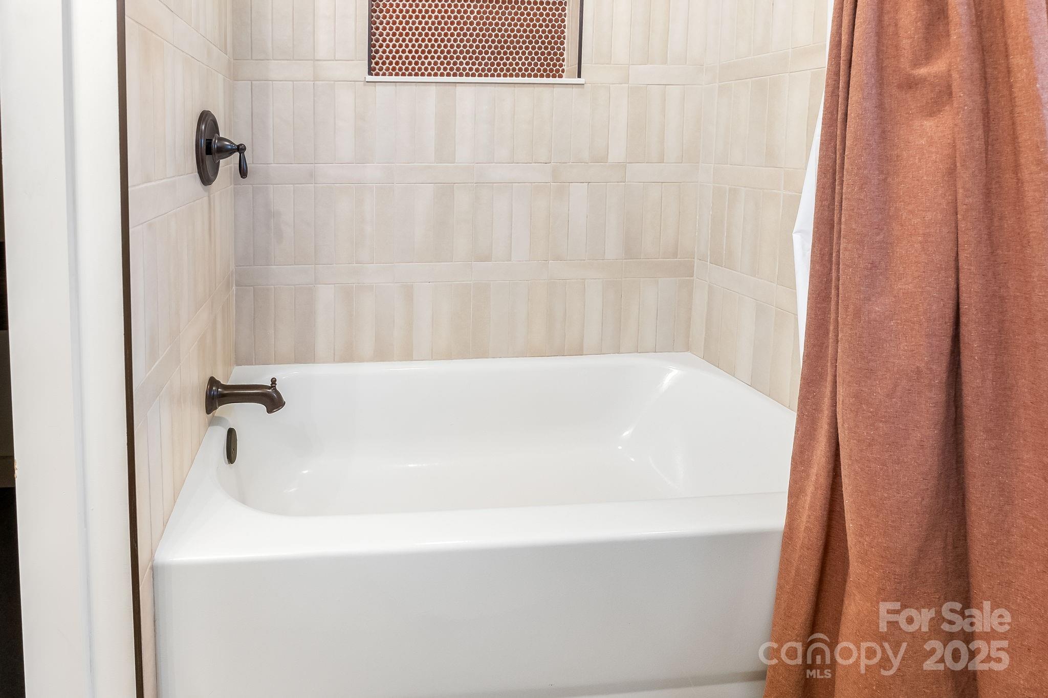 146 Promiseland Road Canton, NC 28716 - Photo 18 of 30 a bathroom with a bathtub