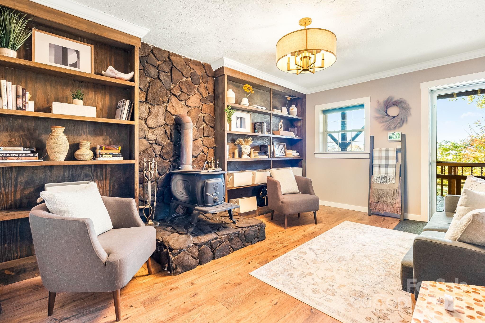 146 Promiseland Road Canton, NC 28716 - Photo 20 of 30 a living room with furniture and a book shelf