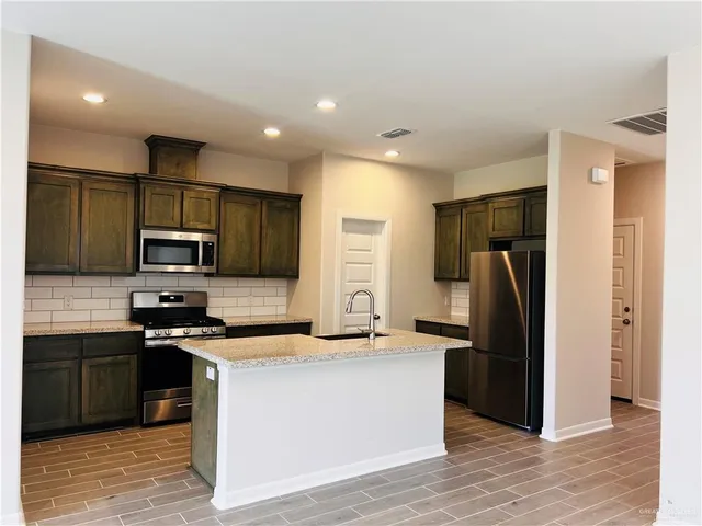 $1,950 | 829 South Templo Dorado Street, Mission, TX 78572