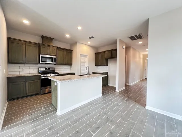 $1,950 | 829 South Templo Dorado Street, Mission, TX 78572