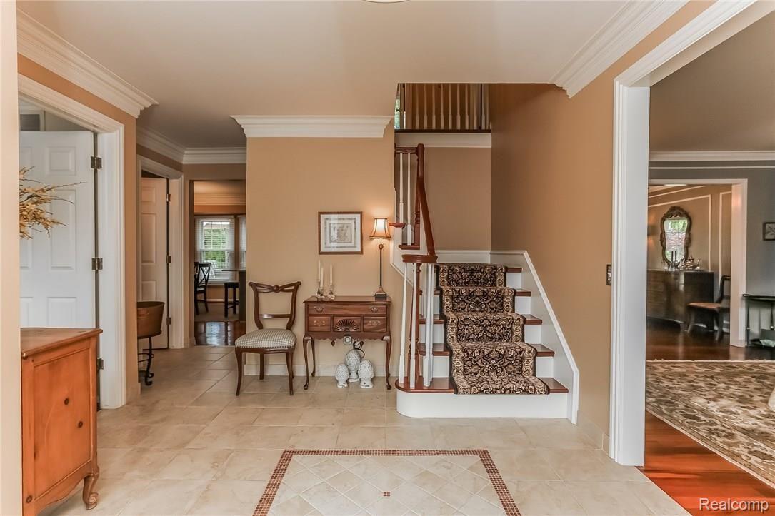 452 Lake Forest Road Rochester, MI 48309 - Photo 15 of 54 006-Foyer-2988028-medium.jpg