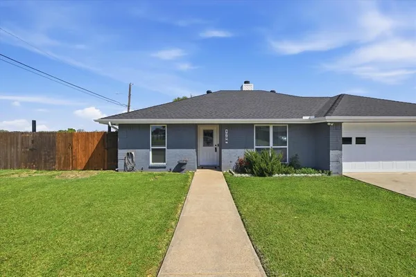 $2,200 | 1728 South Bent Tree Trail, Grand Prairie, TX 75052