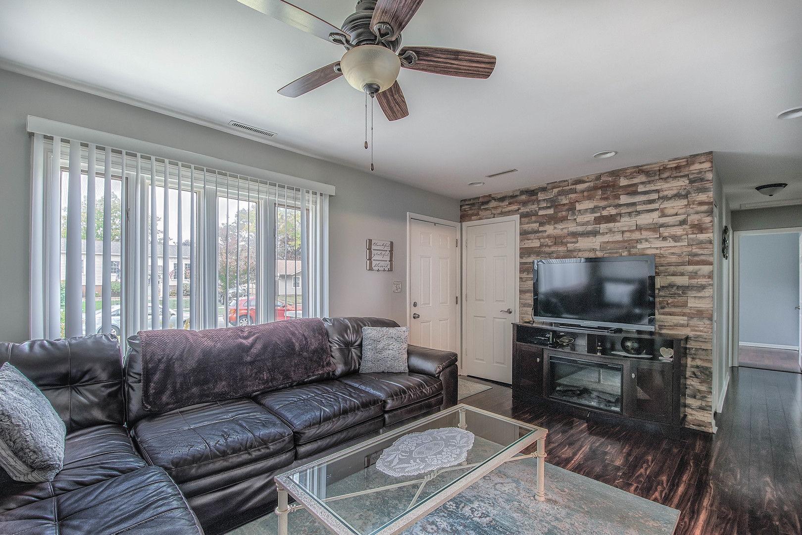 305 Ridge Circle Streamwood, IL 60107 - Photo 3 of 19
