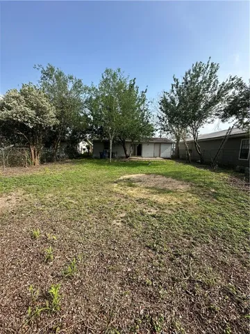 a view of a backyard