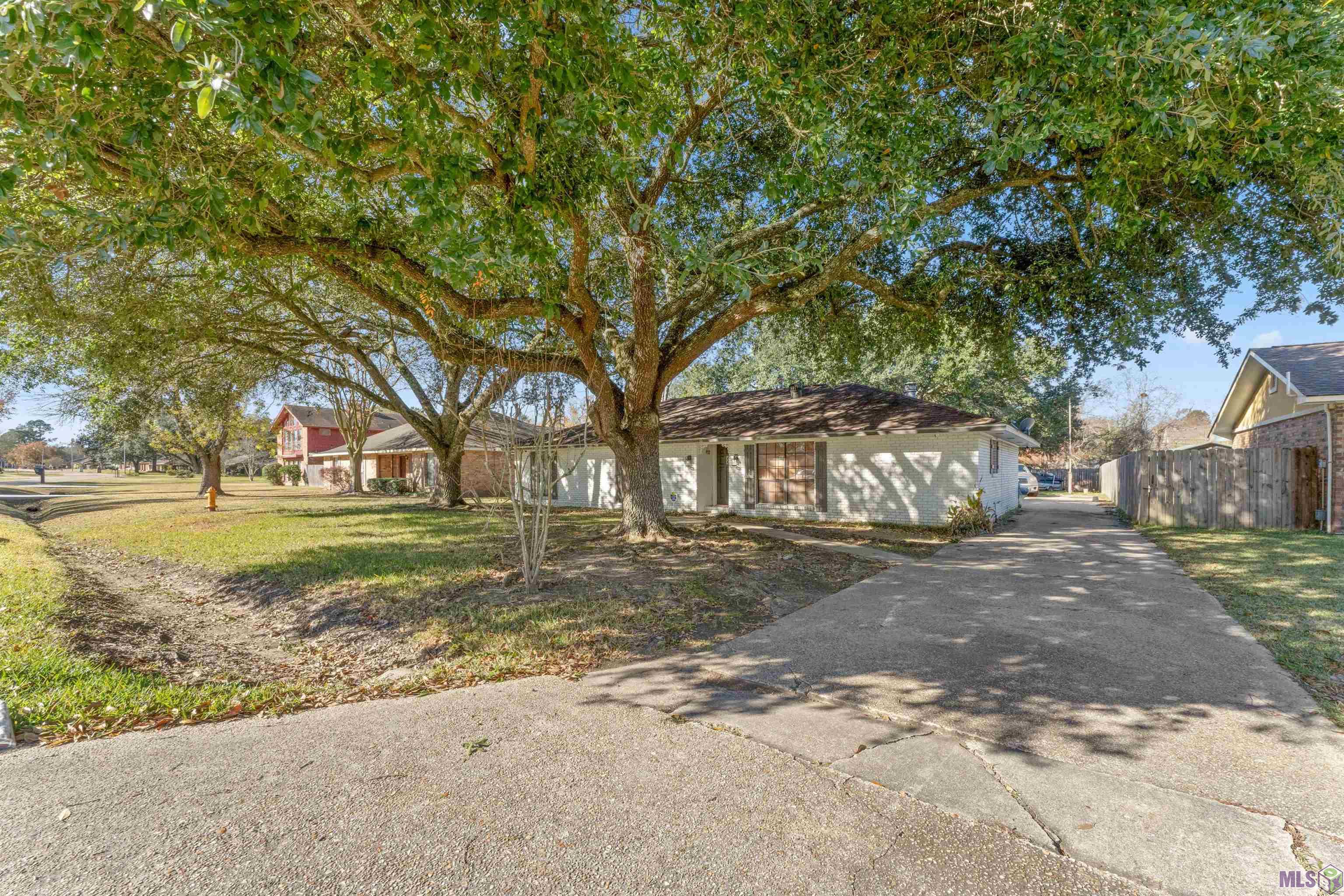 1054 Barkley Drive Baton Rouge, LA 70810 - Photo 2 of 30