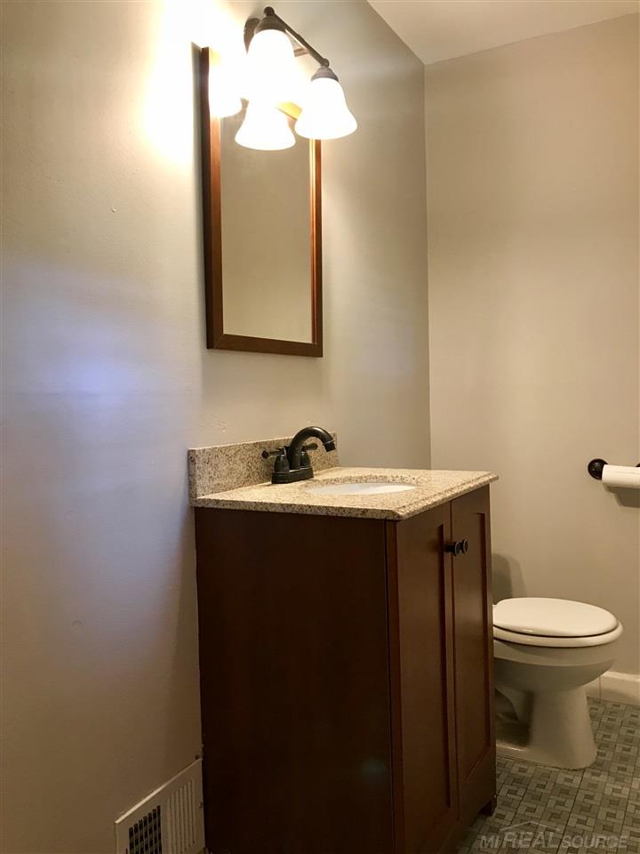 29814 Chelmsford Road Southfield, MI 48076 - Photo 21 of 26 Gallery Image 21