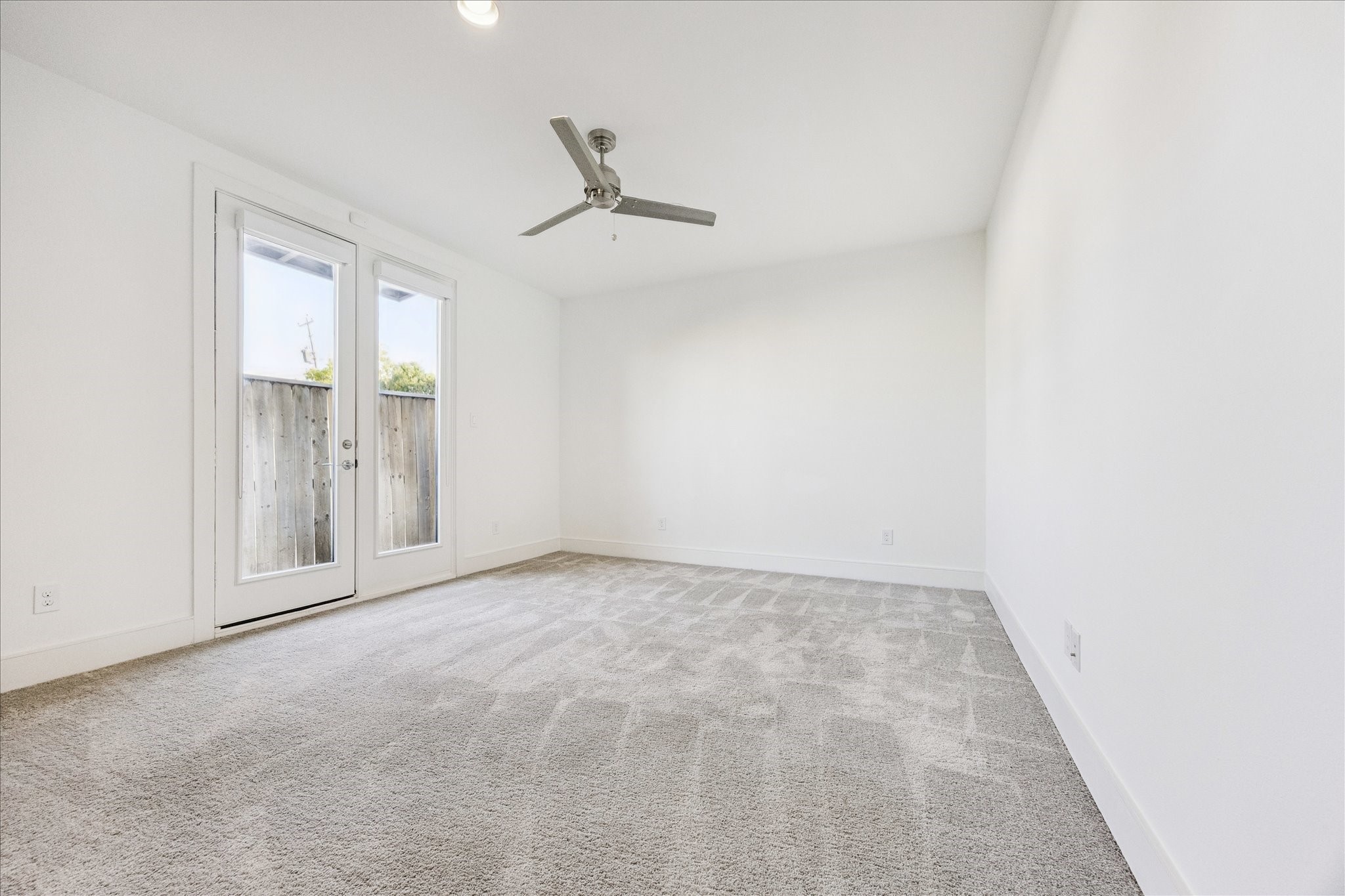 2414 Canal Street, Unit F Houston, TX 77003 - Photo 28 of 34 an empty room with a ceiling fan and windows