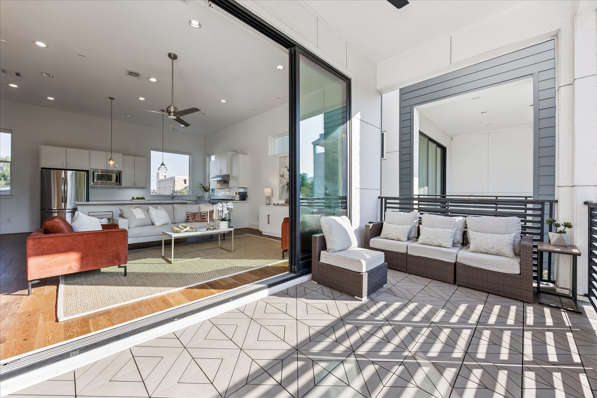 2414 Canal Street, Unit F Houston, TX 77003 - Photo 31 of 34 a living room with furniture and a large window