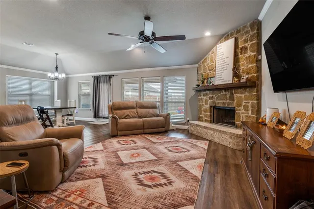 $314,999 | 300 Cherry Point Drive, Palmer, TX 75152