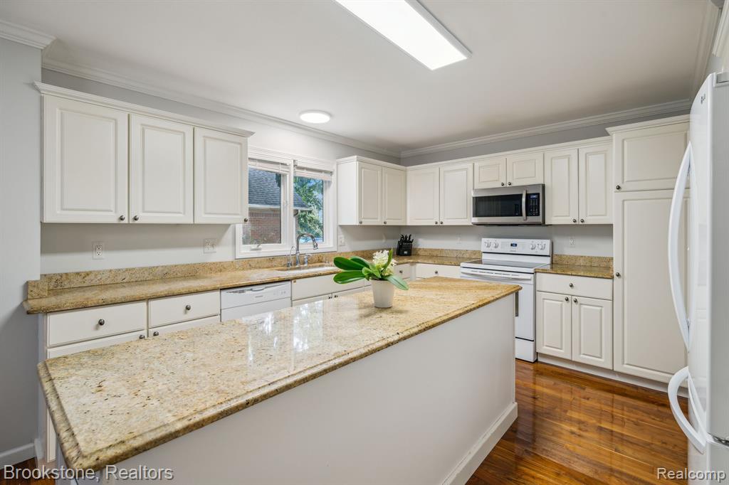576 Bloomer Ridge Drive Rochester, MI 48307 - Photo 14 of 48