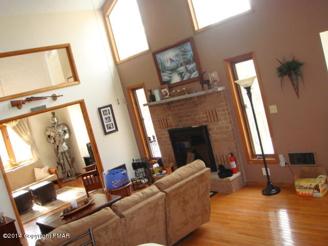 6247 Decker Road Bushkill, PA 18324 - Photo 5 of 25 Living Room