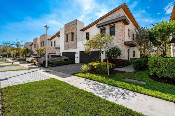 $5,200 | 7902 Northwest 105th Court, Unit 7902, Doral, FL 33178