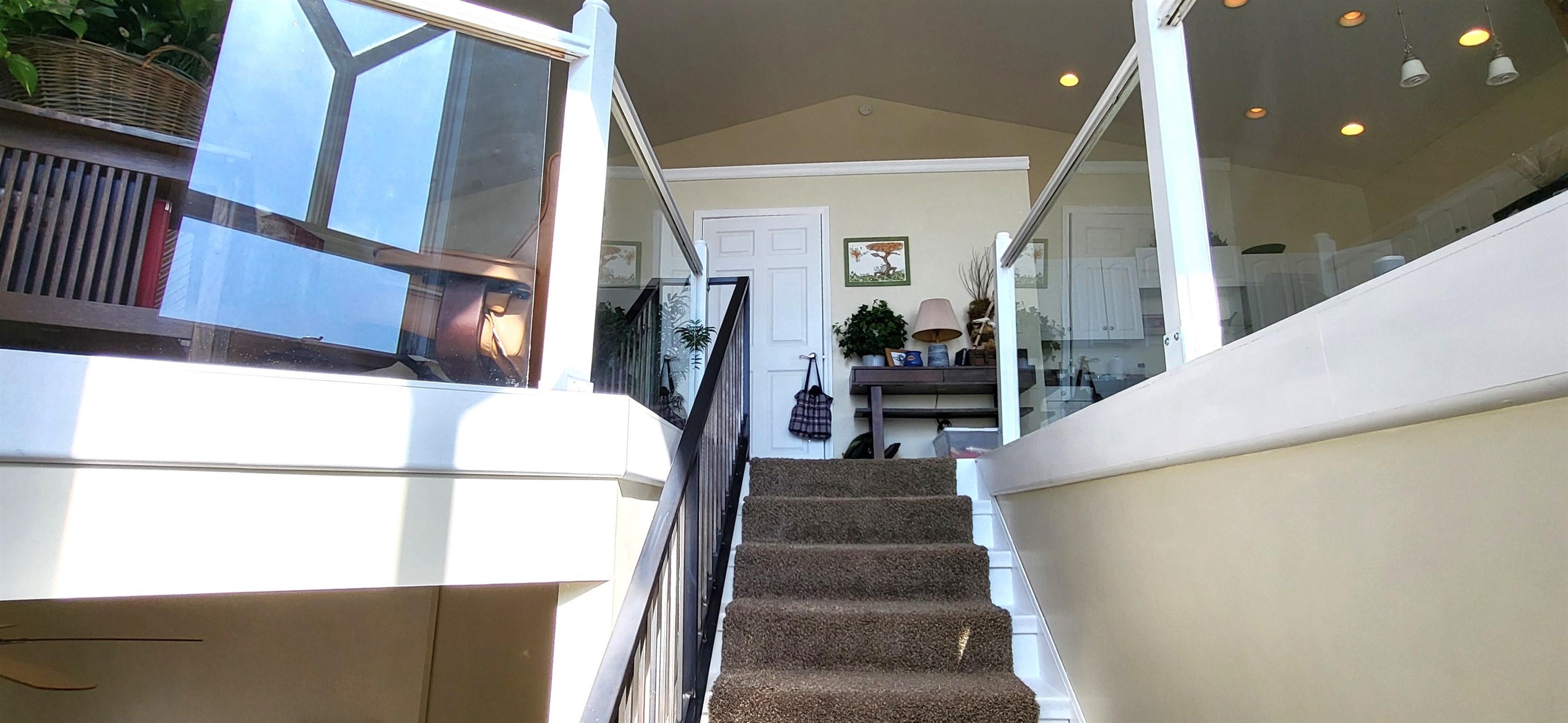 908 East Skyline Parkway Duluth, MN 55805 - Photo 6 of 40 View of stairs