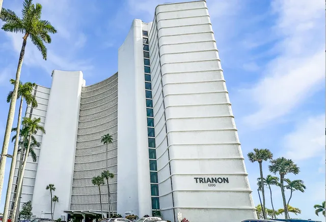 a sign that is sitting in front of a white house