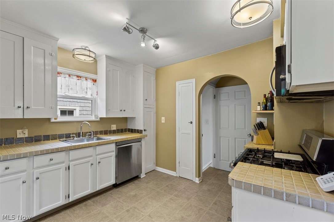 2196 Barrington Road Cleveland, OH 44118 - Photo 12 of 29 Gallery Image 12