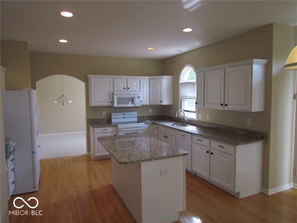 411 Mari Way Carmel, IN 46032 - Photo 3 of 32