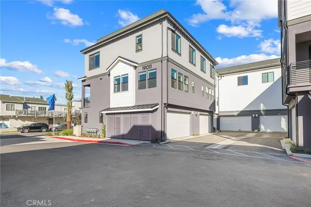 $5,000 | 19011 Main Street, Unit 101, Huntington Beach, CA 92648