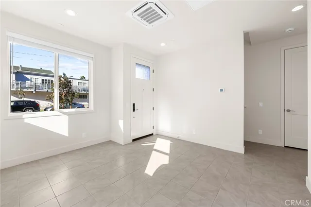 $5,000 | 19011 Main Street, Unit 101, Huntington Beach, CA 92648