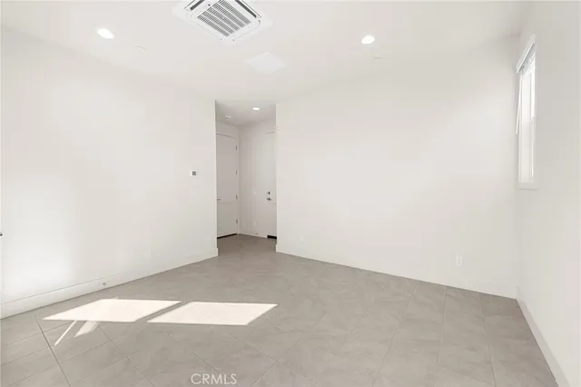 $5,000 | 19011 Main Street, Unit 101, Huntington Beach, CA 92648