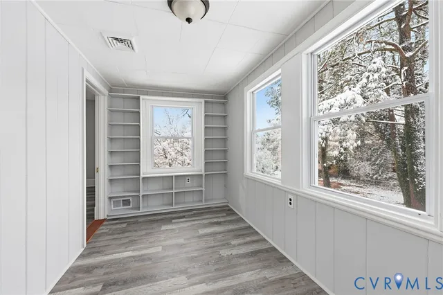 a view of empty room with window