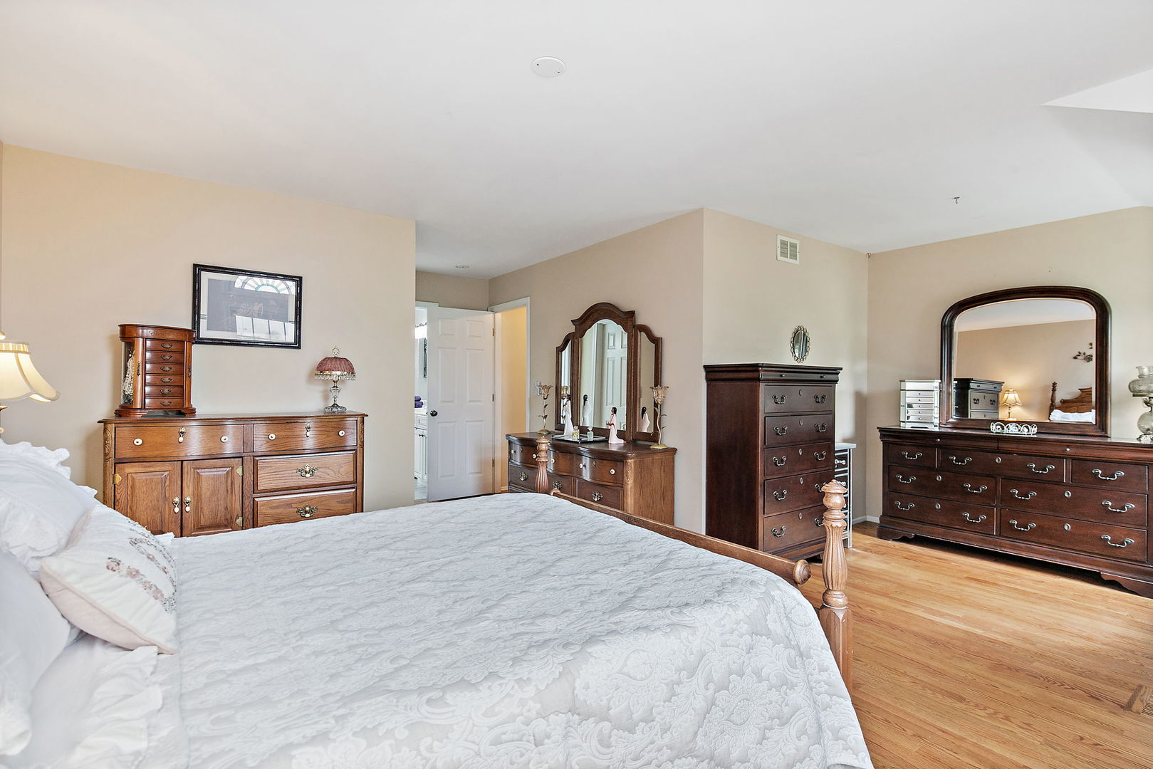 112 Thompson Boulevard Buffalo Grove, IL 60089 - Photo 18 of 34 a bedroom with a bed and dresser