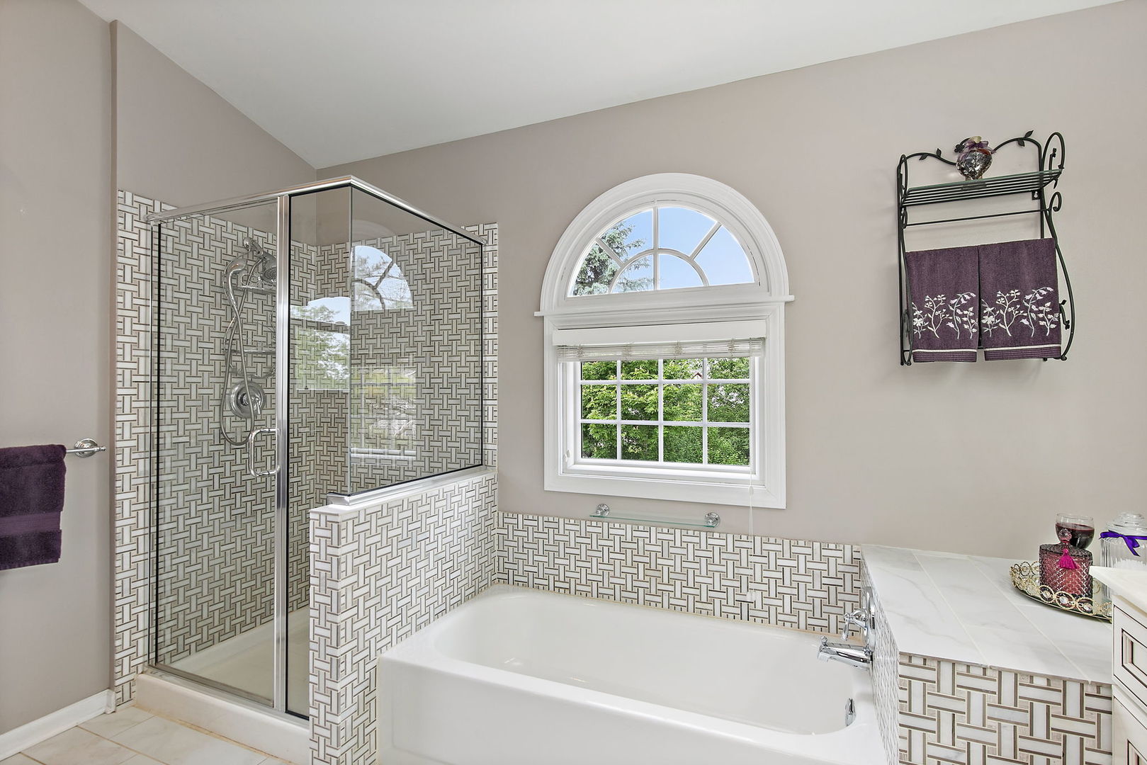 112 Thompson Boulevard Buffalo Grove, IL 60089 - Photo 20 of 34 a bathroom with a bathtub and a shower