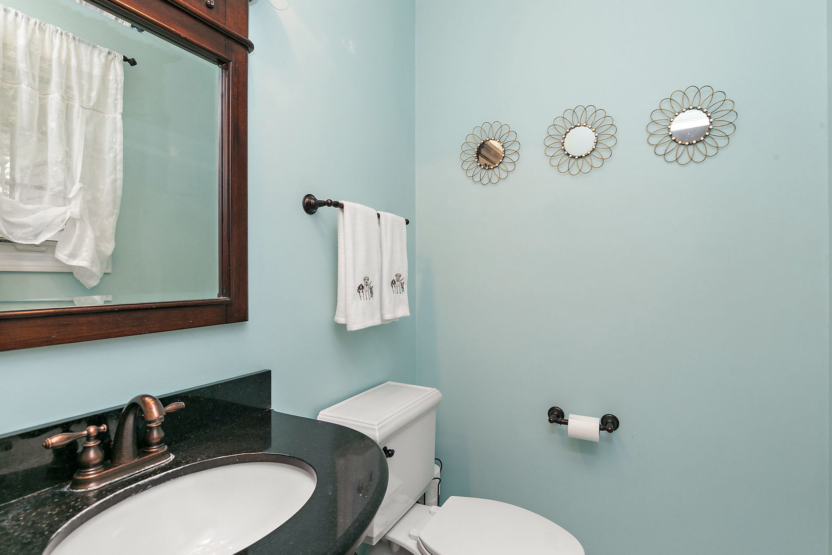 112 Thompson Boulevard Buffalo Grove, IL 60089 - Photo 24 of 34 a bathroom with a toilet a sink and mirror