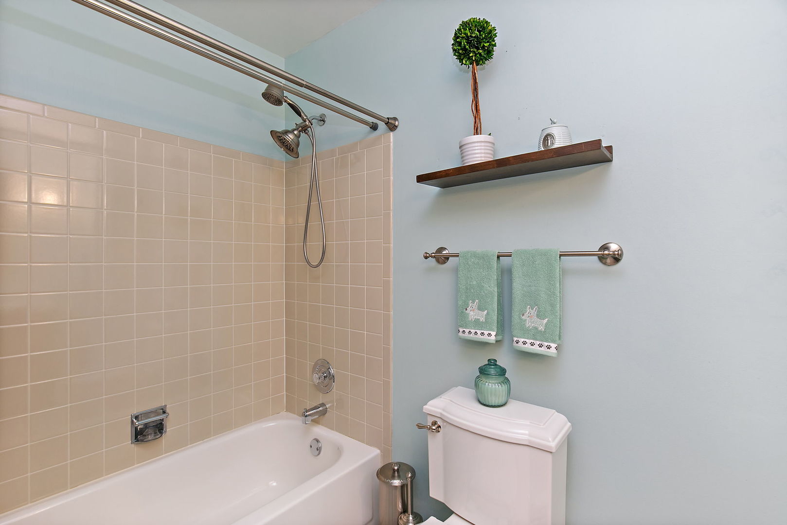 112 Thompson Boulevard Buffalo Grove, IL 60089 - Photo 26 of 34 a bathroom with a sink a toilet and a bathtub