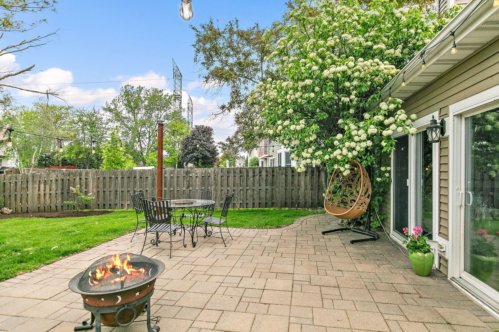 112 Thompson Boulevard Buffalo Grove, IL 60089 - Photo 27 of 34 a garden view with a seating space