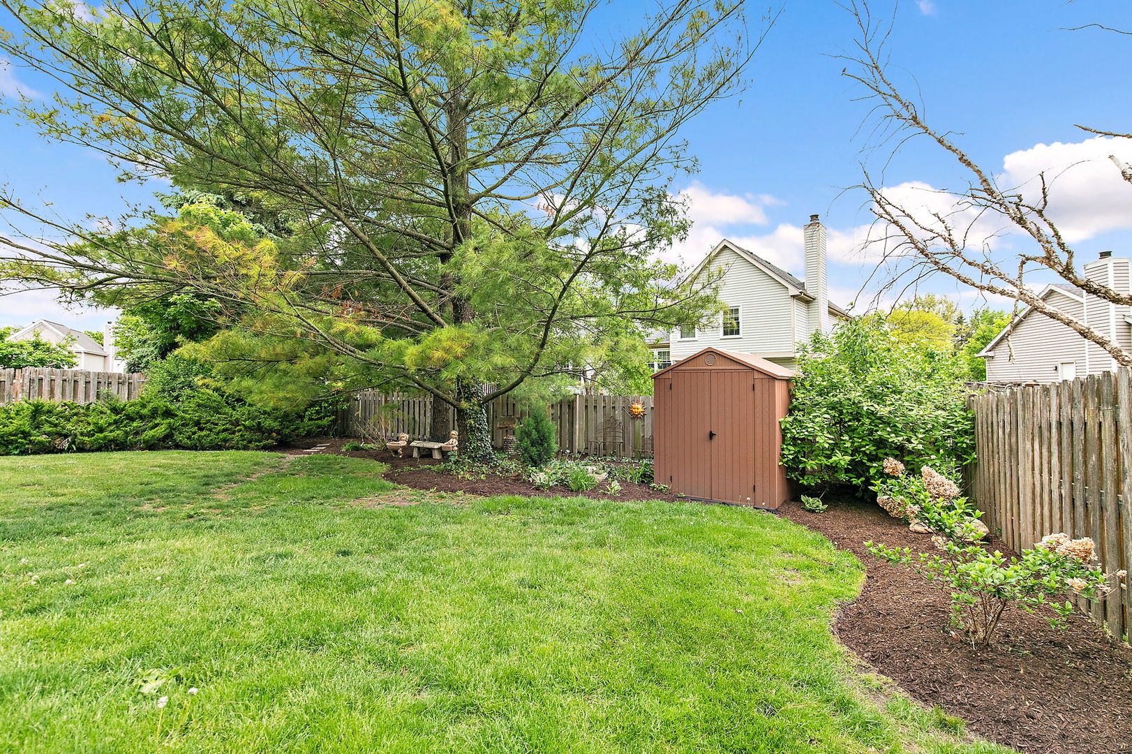 112 Thompson Boulevard Buffalo Grove, IL 60089 - Photo 30 of 34 a backyard of a house with lots of green space