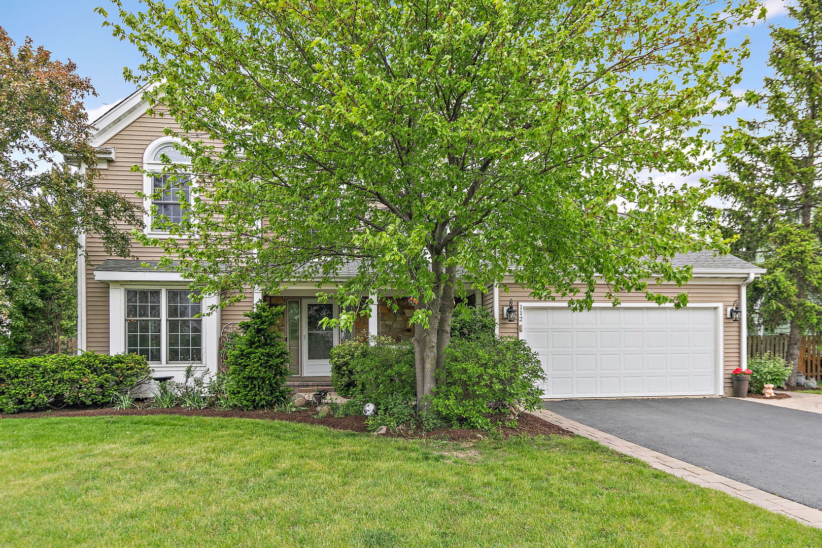 112 Thompson Boulevard Buffalo Grove, IL 60089 - Photo 34 of 34 front view of a house with a yard