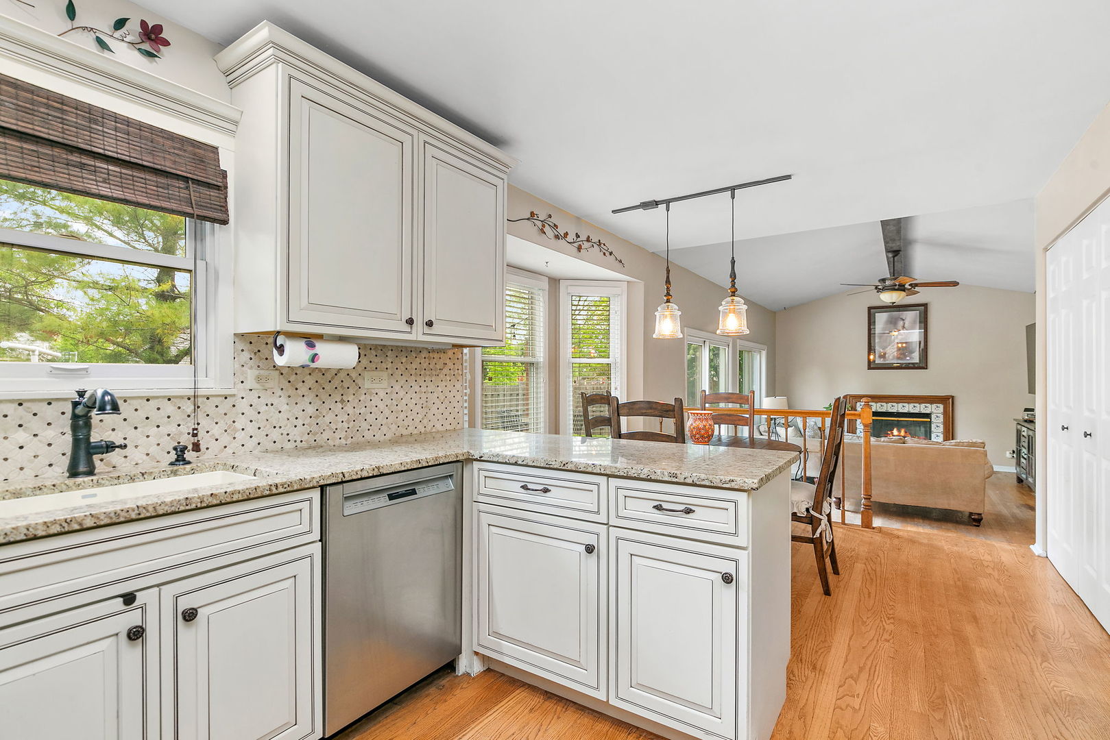 112 Thompson Boulevard Buffalo Grove, IL 60089 - Photo 8 of 34 a kitchen with a sink stove and cabinets