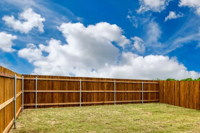 a view of a backyard