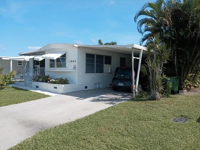 a view of a house with backyard and furniture