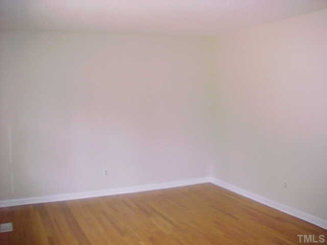 680 Vicksboro Road Henderson, NC 27537 - Photo 3 of 7 Living room